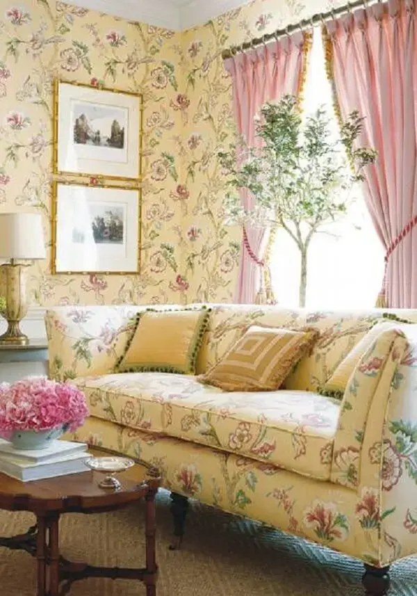 O sofá estampado floral em tom amarelo ilumina a sala de estar