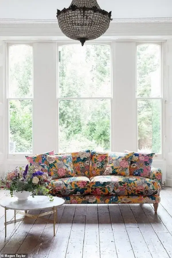 O sofá estampado floral traz delicadeza para a sala de estar