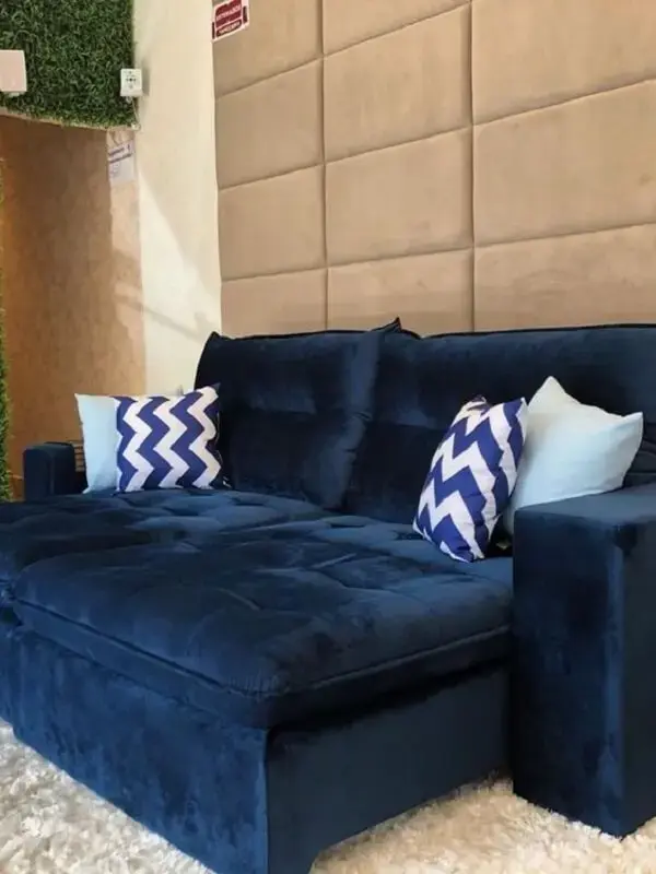 O sofá retrátil com baú auxilia na organização do cômodo
