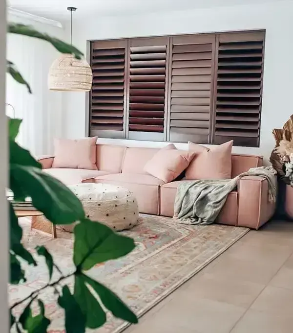 O tecido de linho para sofá rosa traz um toque delicado para a decoração