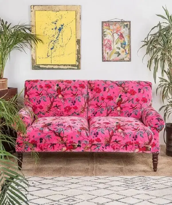 O tecido para sofá estampado floral pink chama a atenção de todos na sala