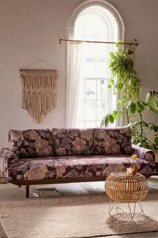 O tecido para sofá estampado floral traz delicadeza para o espaço