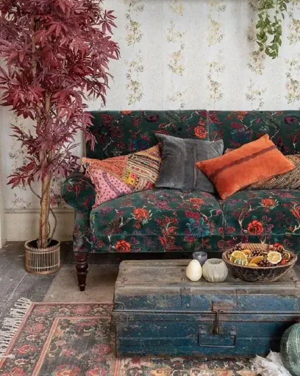 O tecido para sofá estampado pode ser encontrado em versões mais escuras
