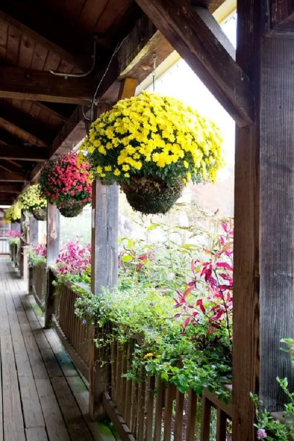 O terraço fica ainda mais charmoso na presença de flores para vasos suspensos