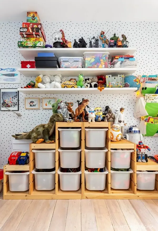 Organize o espaço com prateleiras para brinquedos quarto infantil