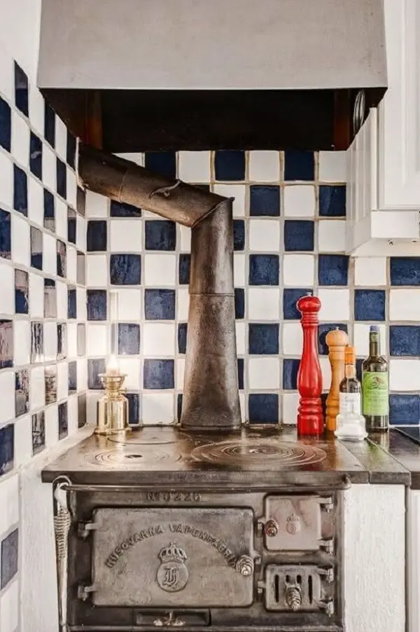Os azulejos trazem personalidade para a cozinha pequena com fogão a lenha