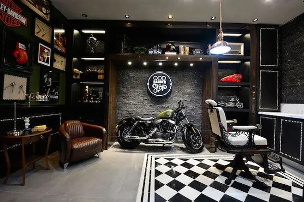 Os fãs de motos piram nessa decoração de barbearia moderna