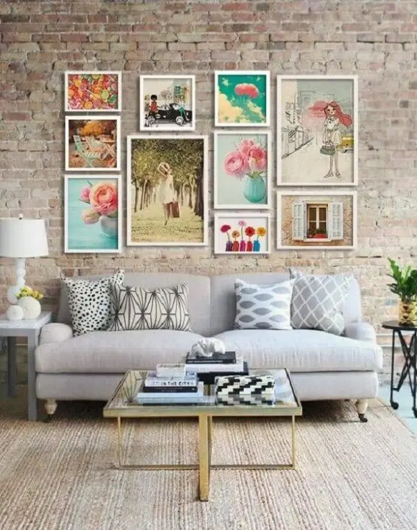 Os quadros coloridos fofos garantem uma decoração mais delicada