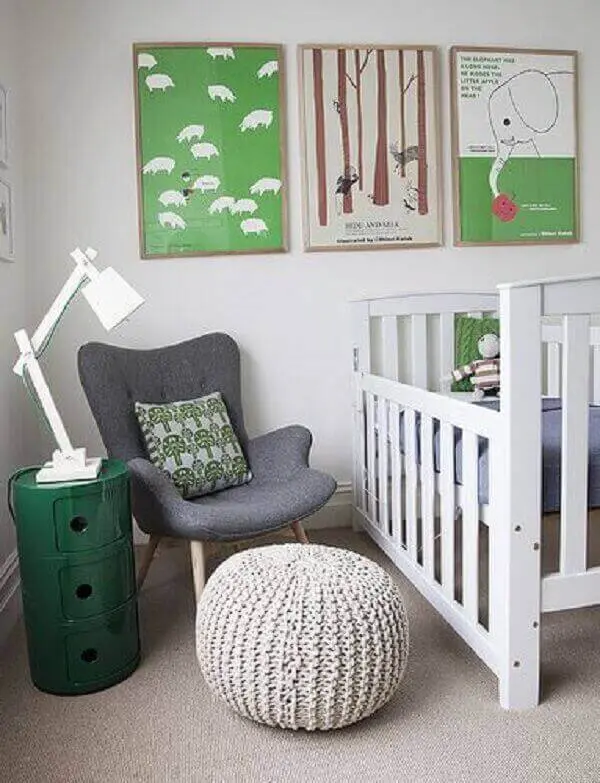 Os quadros coloridos para quarto de bebê complementam a decoração