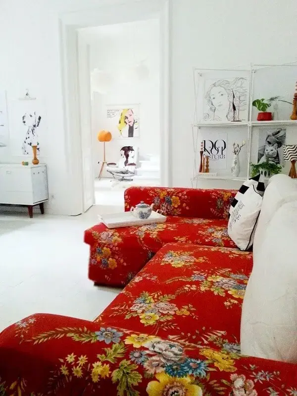 Os sofás coloridos estampados se tornam os grandes protagonistas da decoração