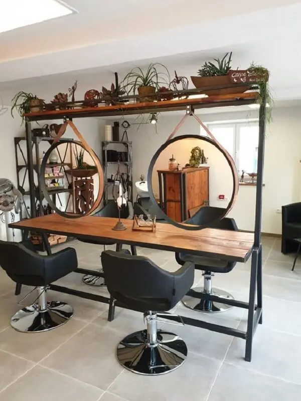 Otimize o espaço e invista em uma decoração de barbearia pequena e simples que acomode várias pessoas