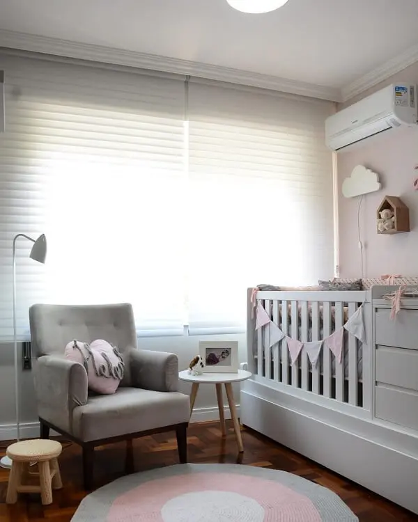 Otimize o quarto do bebê investindo no berço com gavetas