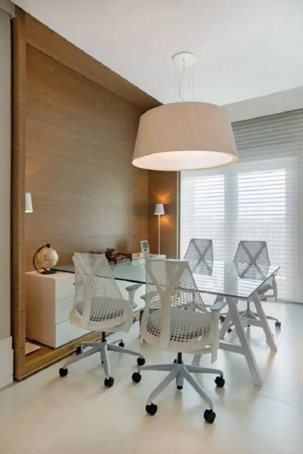 Para sala de reunião opte pela mesa de vidro para escritório em formato retangular