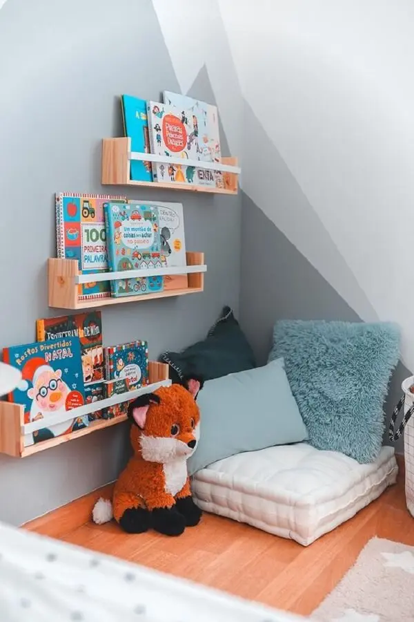 Prateleira para livros quarto infantil ao alcance dos pequenos