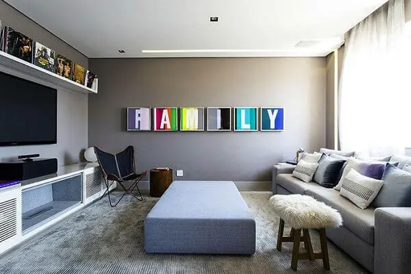 Quadros coloridos para sala de tv que representam a união da família nesse ambiente
