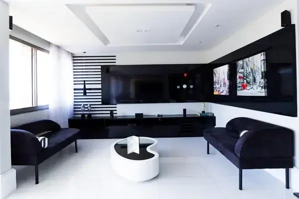 Sala de estar clássica com mesa de centro branca com vidro preto