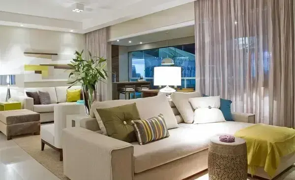 Sala de estar com dois sofás de linho aconchegantes