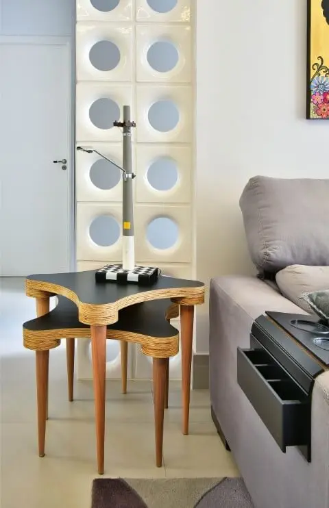 Sala de estar com mesa lateral alta dupla com design diferenciado