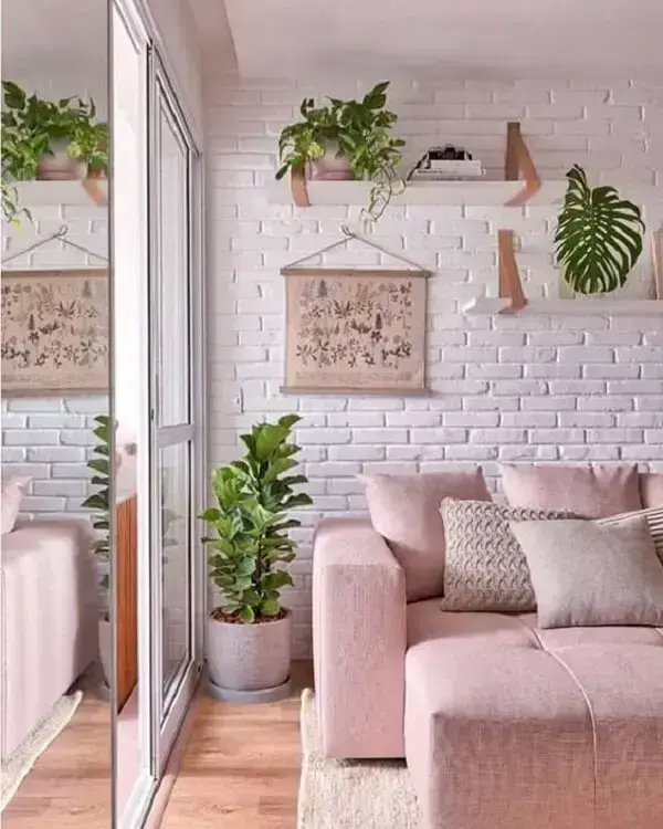 Sala romântica com sofá de linha rosa