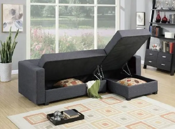 Sapatos, roupas de cama e livros podem ser guardados dentro do sofá baú