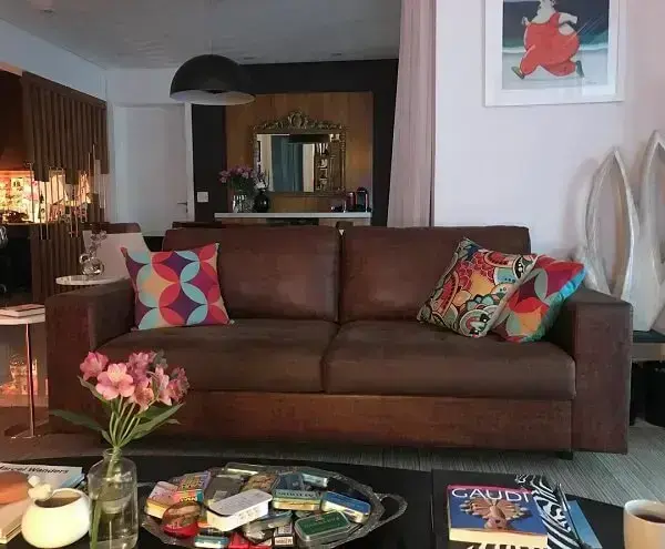 Sofá de linho marrom com com almofadas de cores vivas e alegres