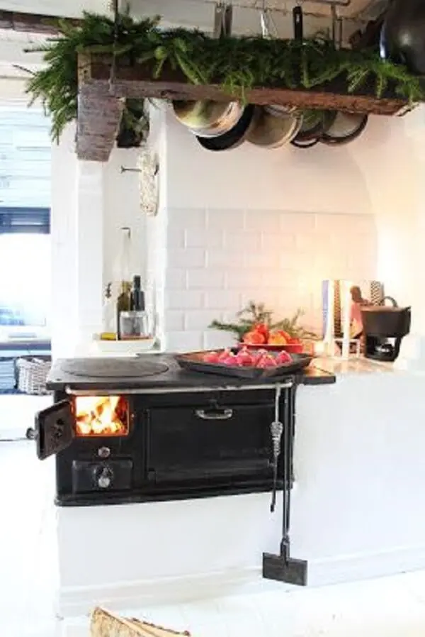 Uma cozinha com fogão a lenha é perfeita para quem adora o estilo campestre