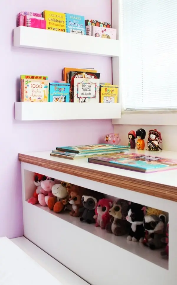 Use prateleira para livros quarto infantil na decoração