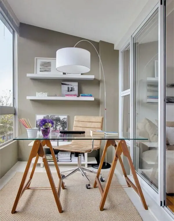 Utilize o espaço da varanda para colocar sua mesa de vidro para escritório
