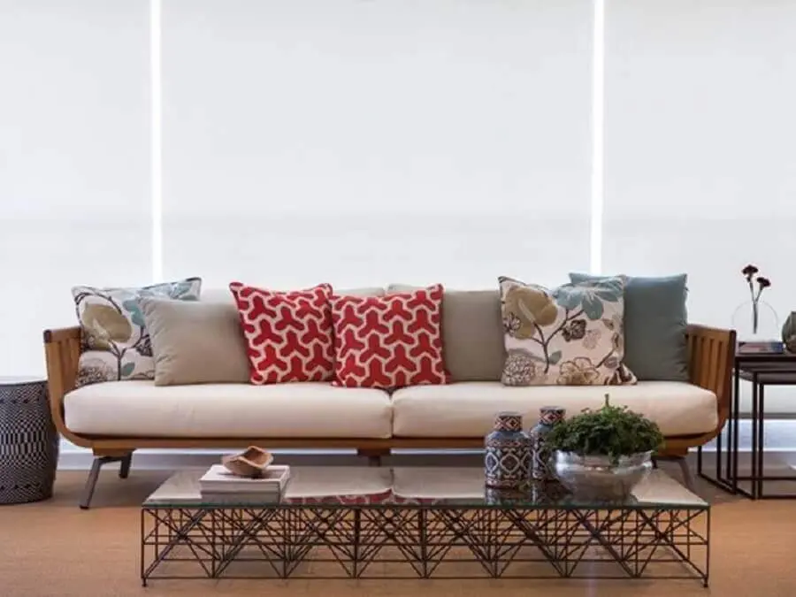 almofadas coloridas para decoração de sofá grande de madeira Foto Vivi Cirello