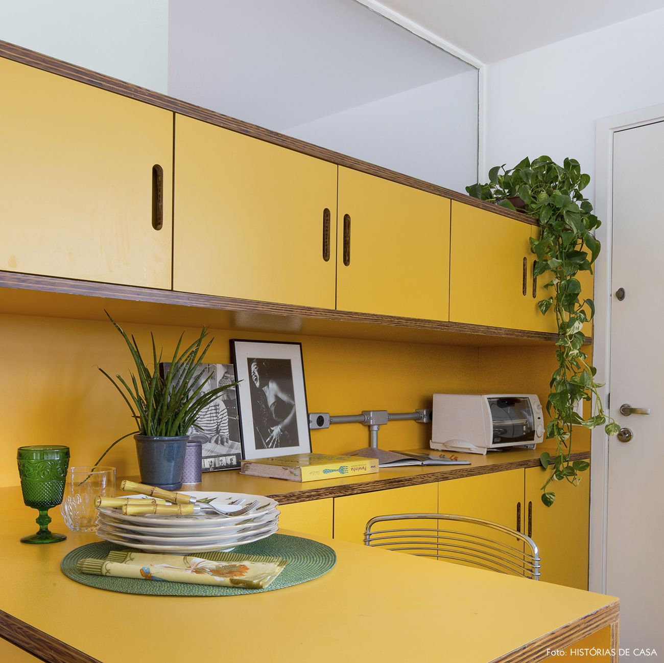Armário de cozinha amarelo