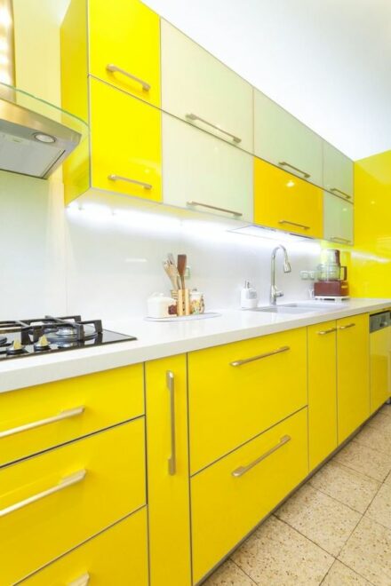 Armário de cozinha amarelo e branco