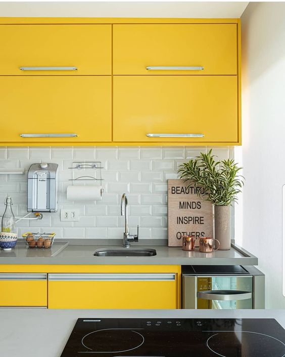 Armário de cozinha amarelo e cinza