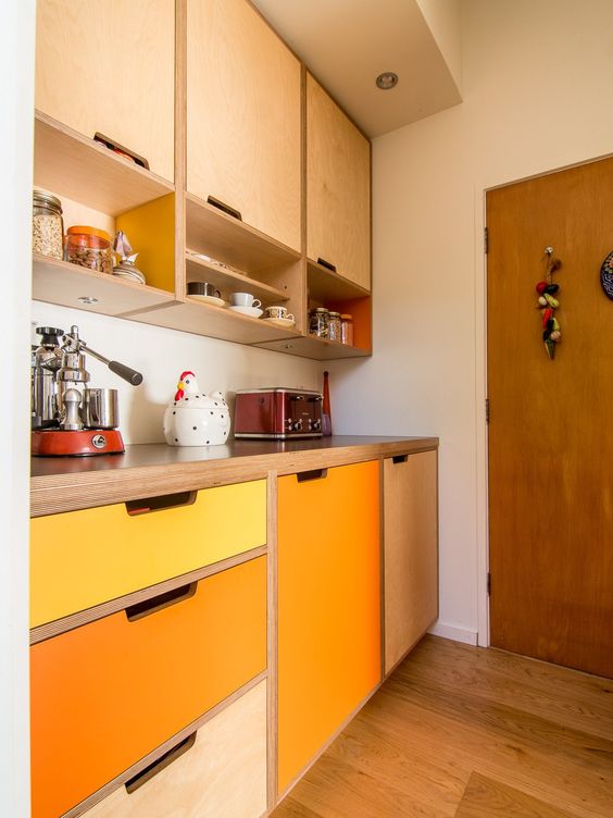 Armário de cozinha amarelo e laranja, super alegre e vibrante