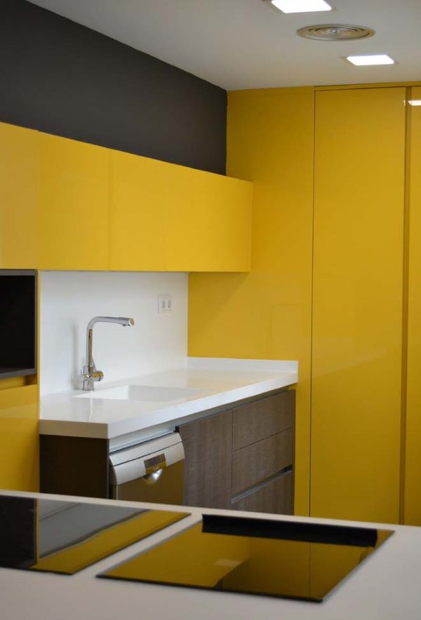 Armário de cozinha amarelo e marrom com pia branca