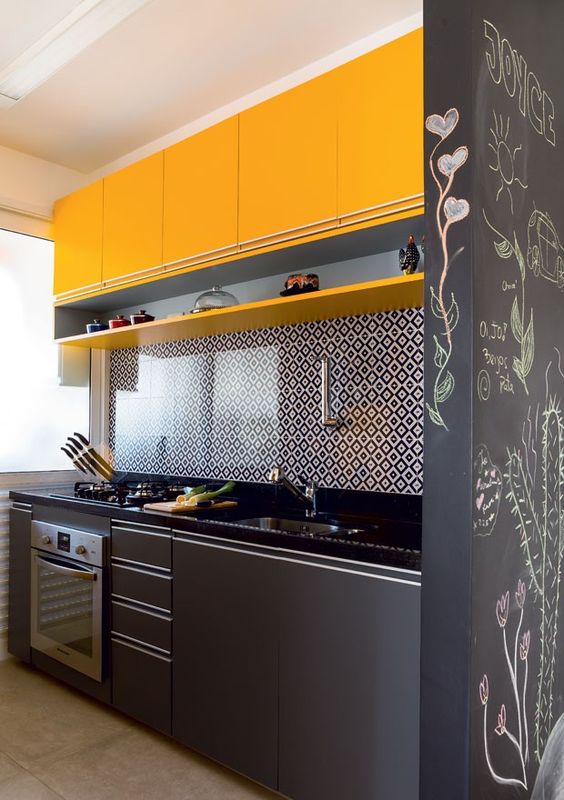 Armário de cozinha amarelo e preto