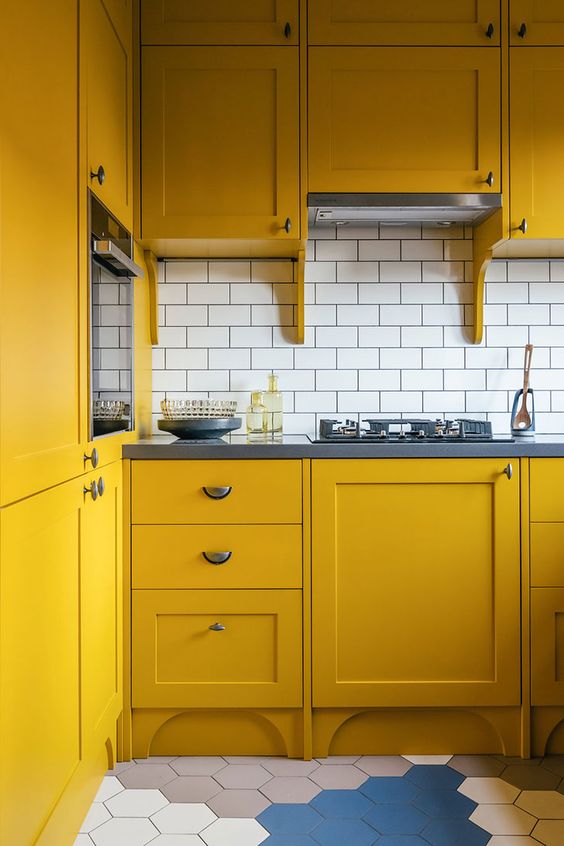 Armário de cozinha amarelo mostarda