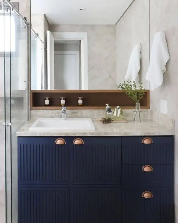 armário de banheiro sob medida azul marinho com puxadores cobre Foto Decor Salteado