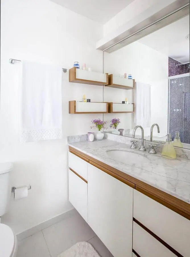 armário de banheiro sob medida branco com detalhes em madeira Foto Pinterest