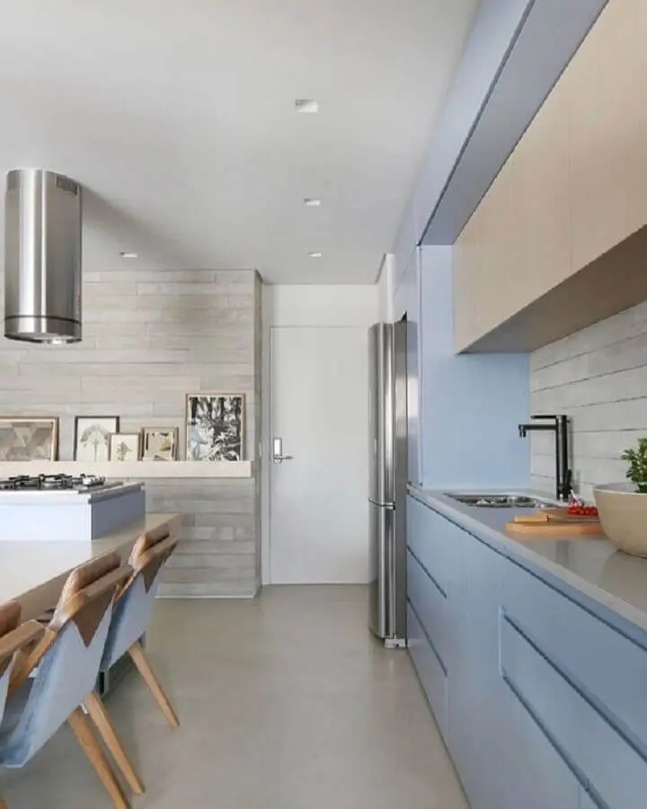 armário de cozinha azul claro moderno para cozinha com ilha planejada  Foto Decor Salteado