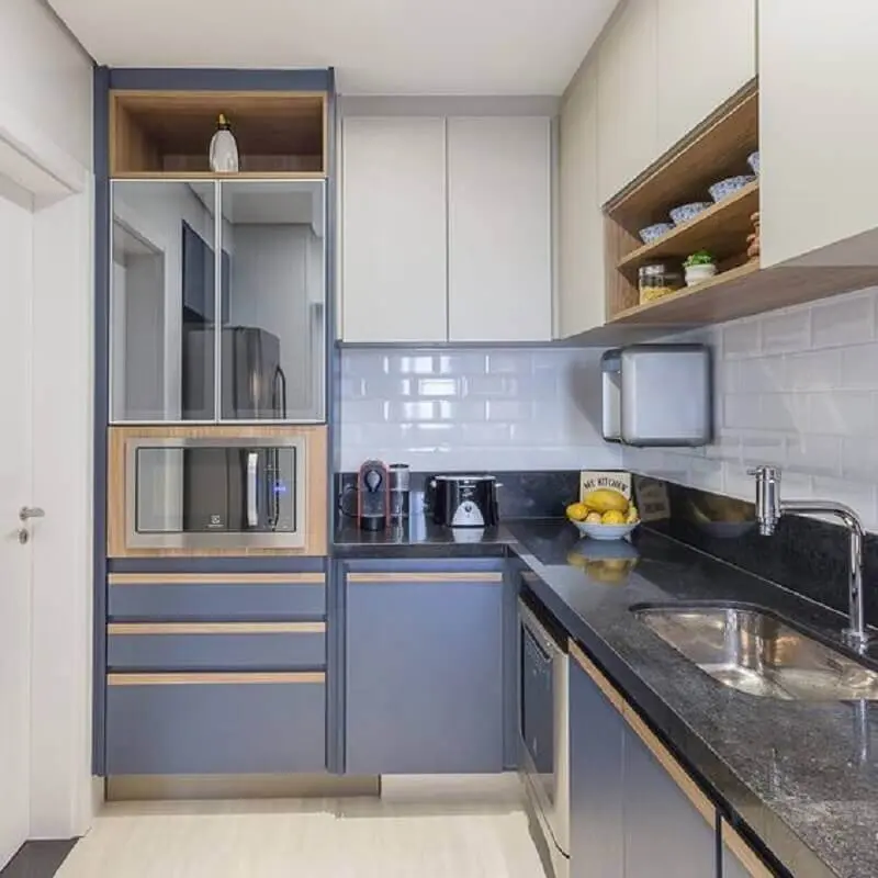 armário de cozinha azul e branco de canto Foto Juliana Pires Interiores