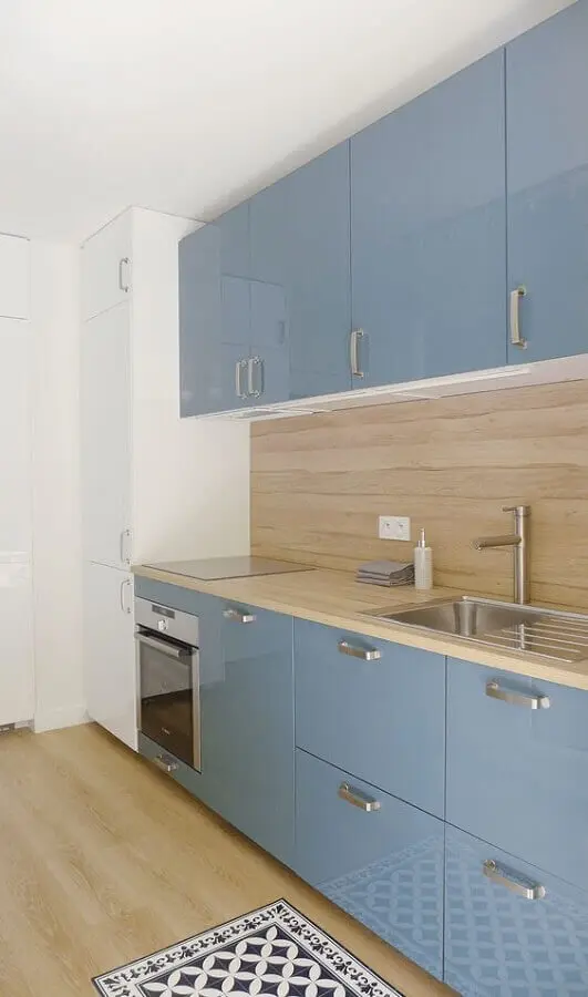 armário de cozinha azul planejado com bancada de madeira  Foto We Heart It