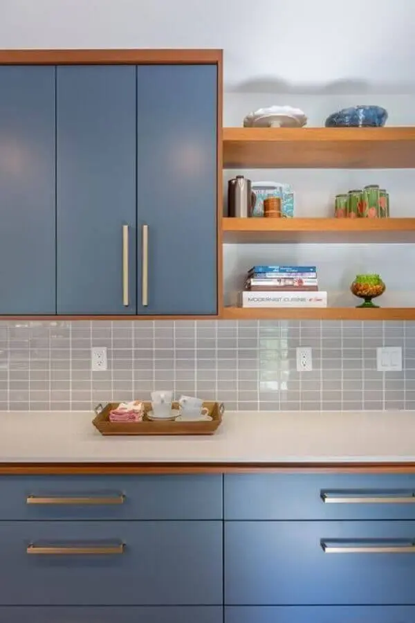 armário de cozinha azul planejado com detalhes em madeira  Foto Casa de Valentina