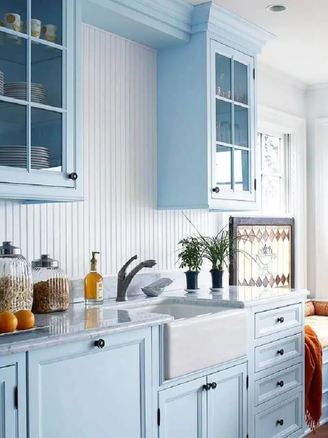 armário de cozinha planejado azul claro com estilo retrô Foto Better Homes and Gardens