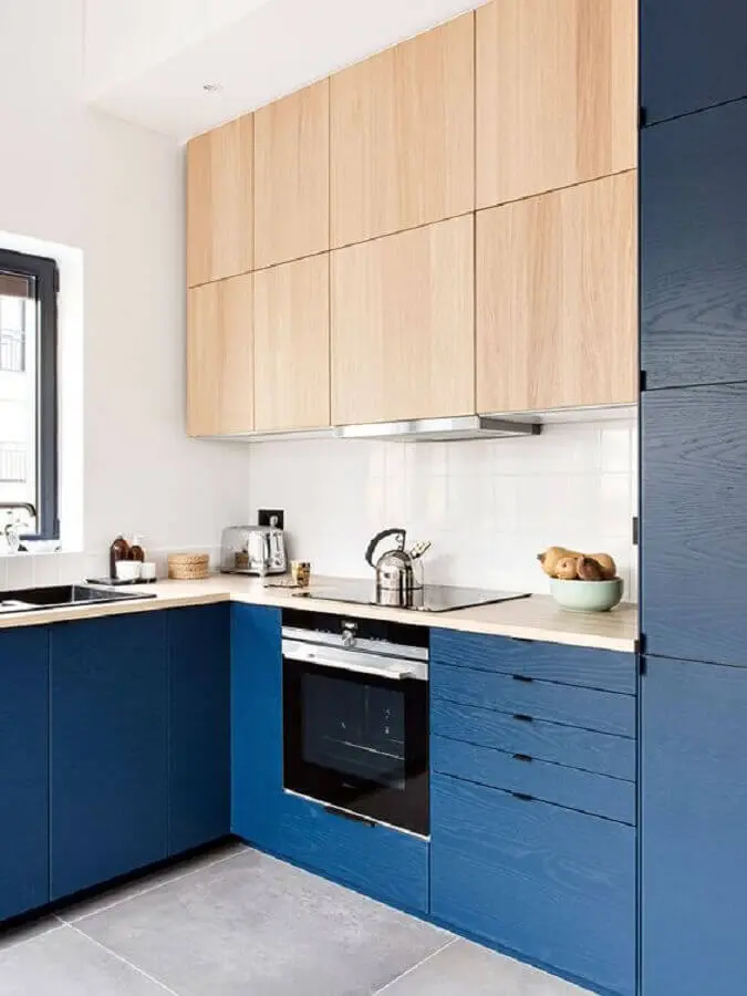 armário de cozinha planejado azul escuro com armário aéreo de madeira Foto Futurist Architecture