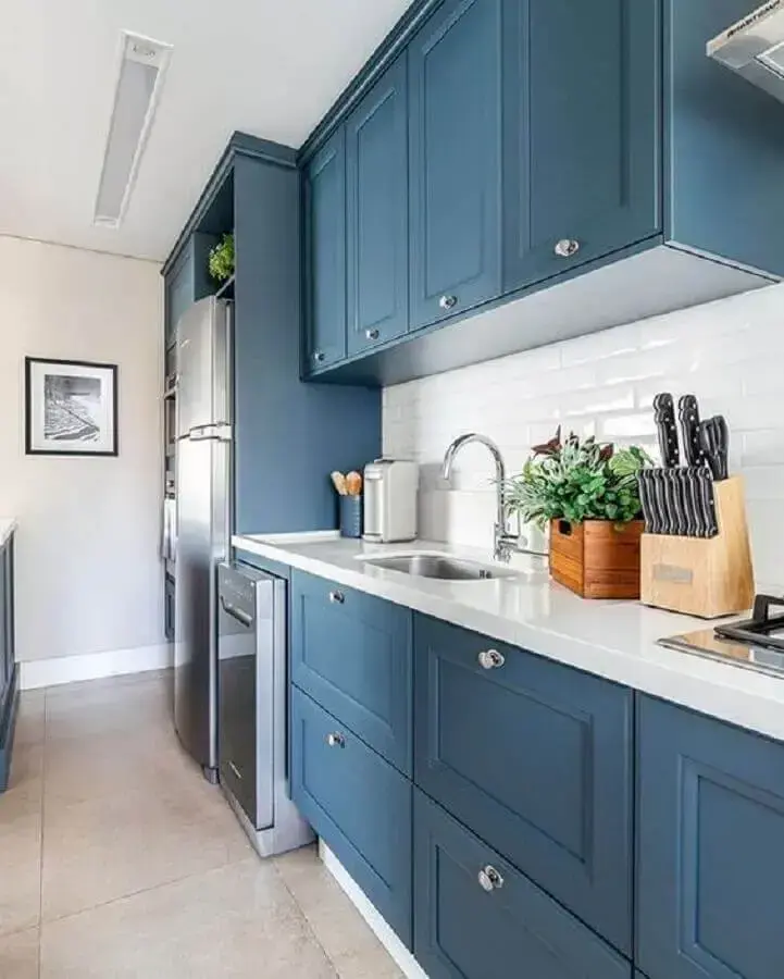 bancada branca para armário de cozinha planejado azul com estilo clássico Foto Jeito de Casa