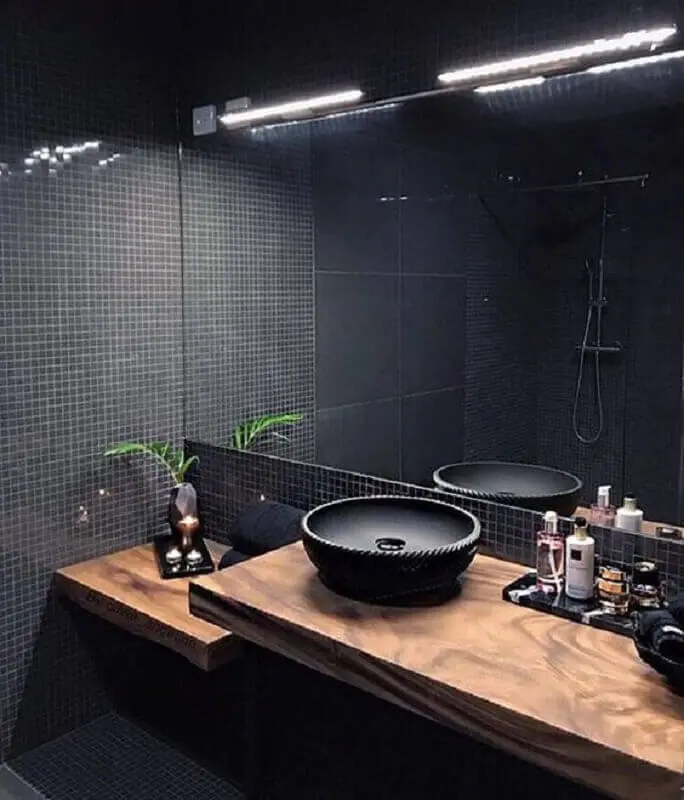 banheiro com pastilha preta decorado com bancada de madeira Foto Fliesen Kügler