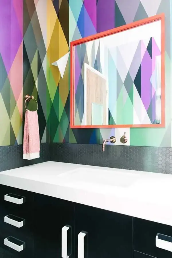banheiro moderno decorado com papel de parede geométrico colorido Foto Ideias Decor