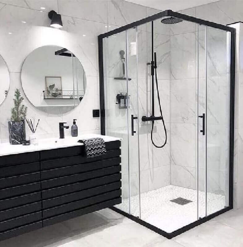 banheiro preto e branco e decorado com espelho redondo Foto Pinterest