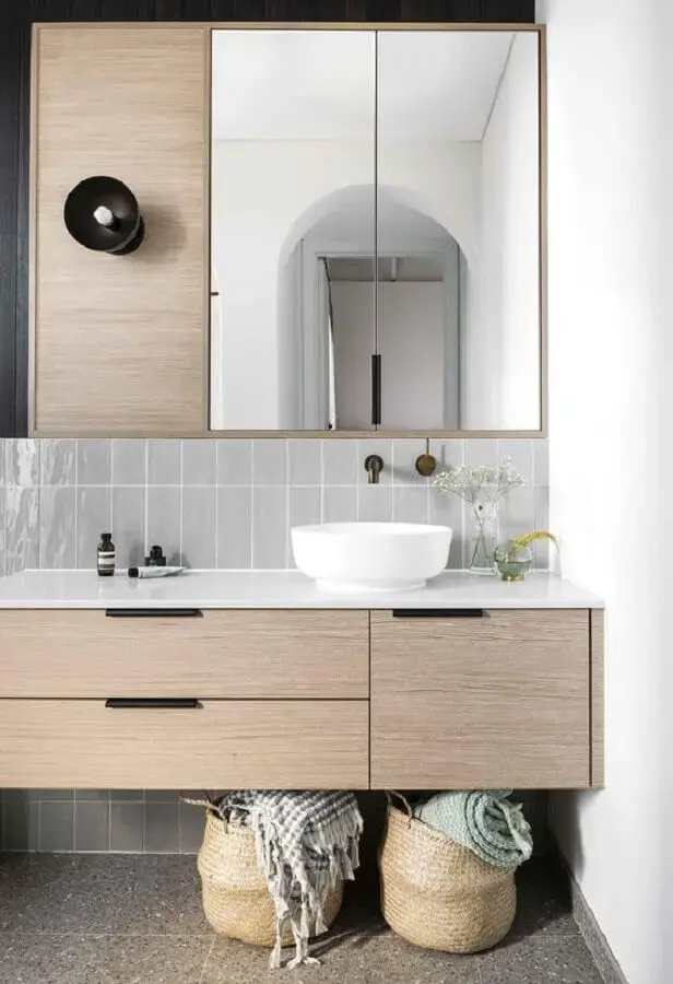banheiro sob medida moderno decorado com armário de madeira e espelheira  Foto Homes To Love AU