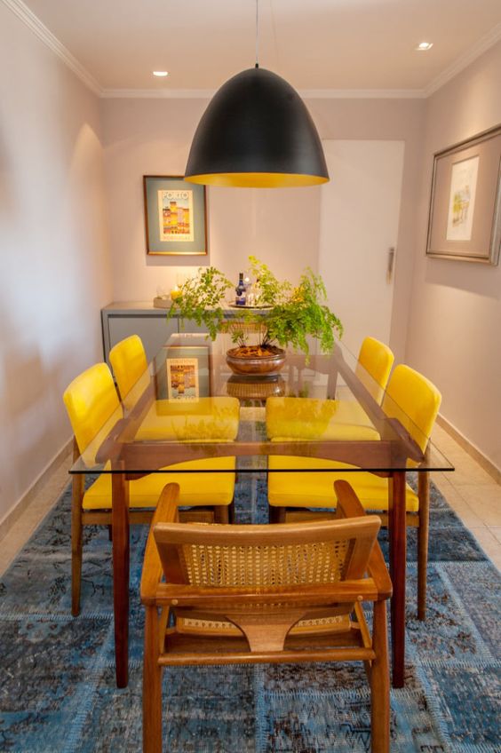 Sala de jantar com cadeiras amarelas
